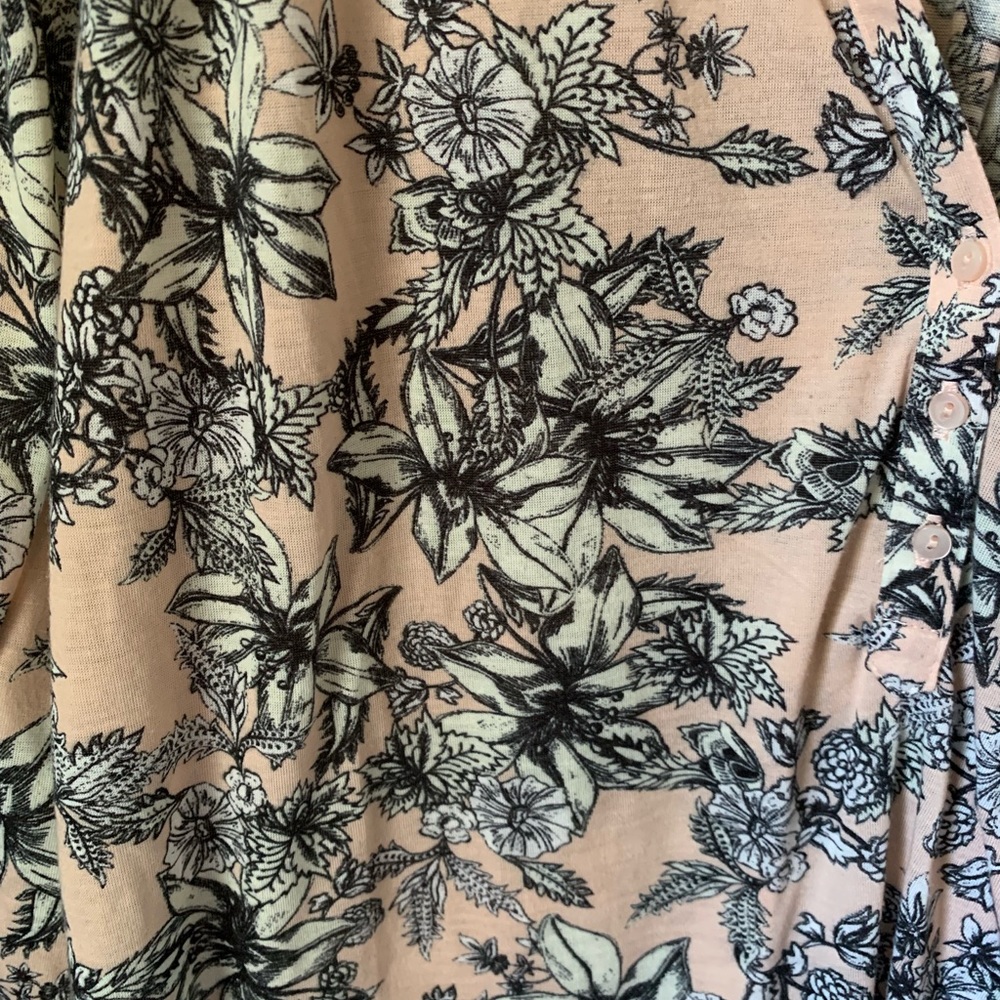 🖤3/ $10 Lovely blush top with floral pattern